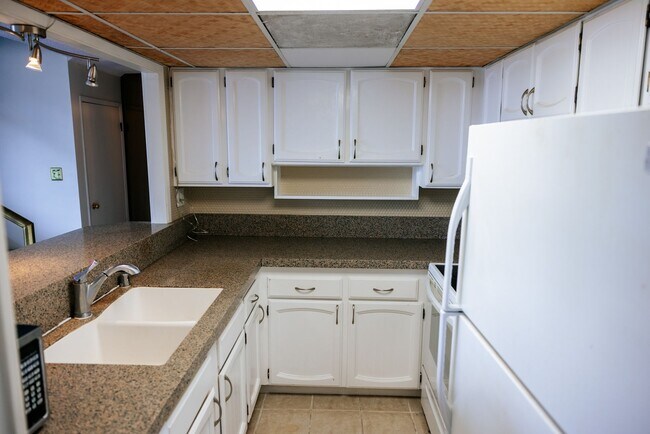 Building Photo - 2240 Kuhio Ave.