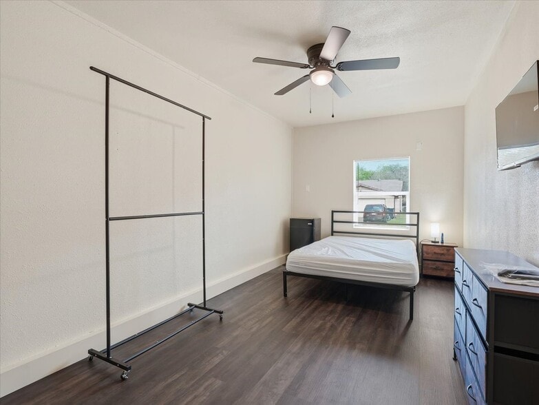 Building Photo - 5614 Christie Ln