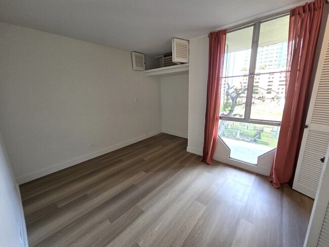 Building Photo - Large 2br/2ba/1pkg Condo near Blaisdell!