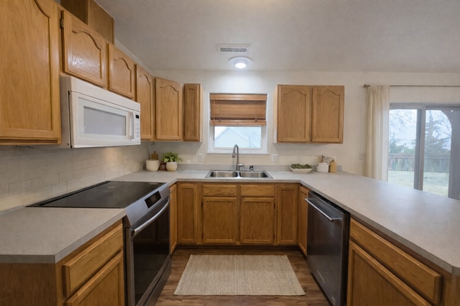 Building Photo - 4 bedroom, 3 bath, fully fenced, SOLOR PANELS-NO ELECTRIC BILL!