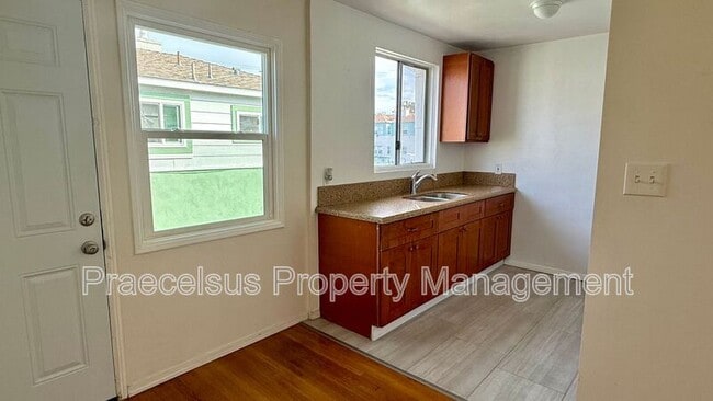 Building Photo - 317 E 5th St