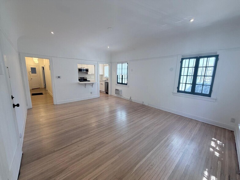 Living Room - 437 N Spaulding Ave