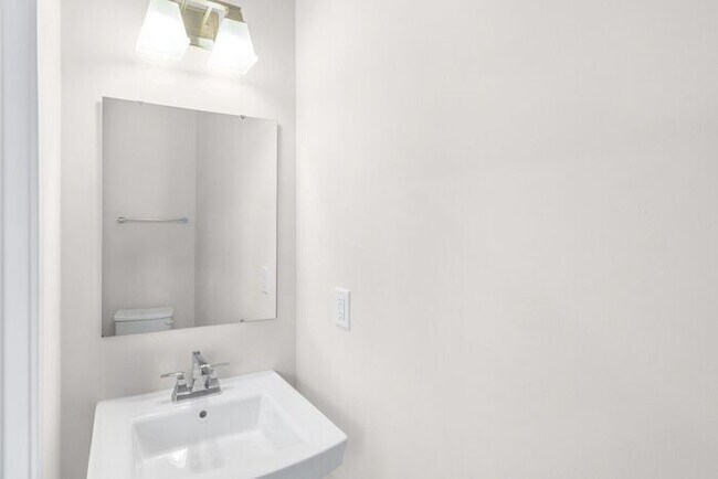 Building Photo - Stunning 3-Bedroom Townhouse in the Heart of South End!