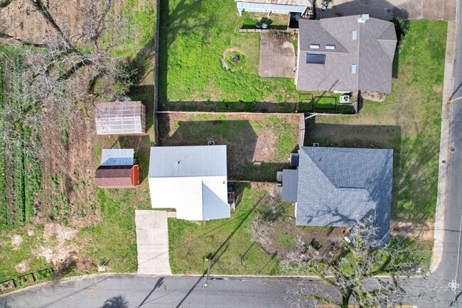 Building Photo - 3 bedroom 1 bath house in Midtown available Mid- August