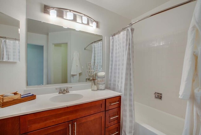 Building Photo - 6105 Lincoln Oaks Dr