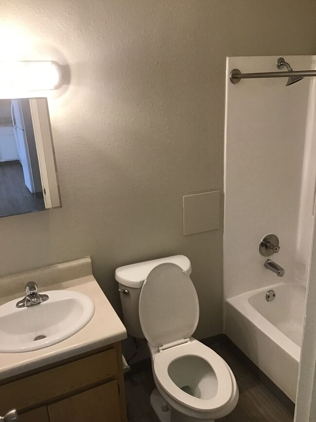 Building Photo - Spacious 2 Bedroom in Downtown Omaha