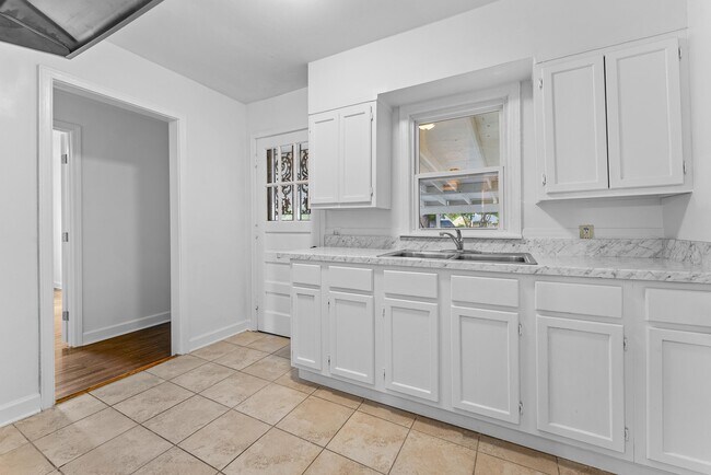 Building Photo - 810 Indian Dr