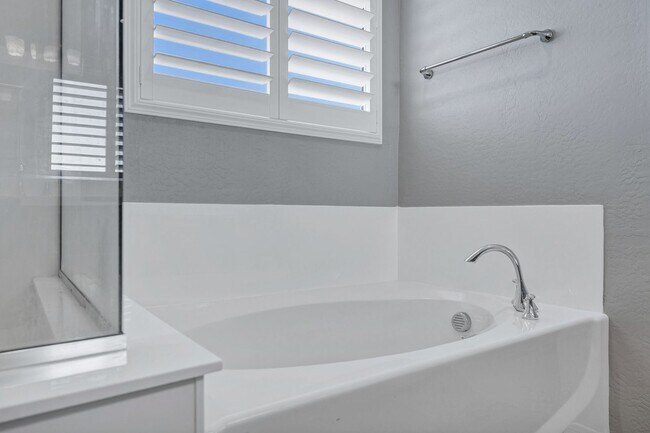 Building Photo - Spacious 5 Bedroom Home for Rent in East Mesa