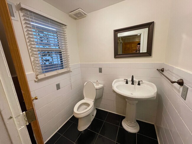 Building Photo - Downtown Nashville Charming Traditional Home