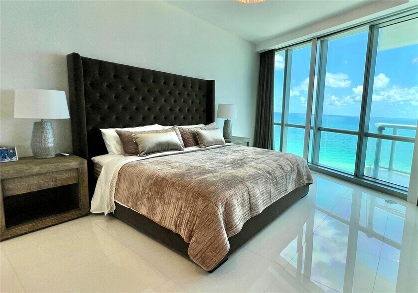 Building Photo - 17121 Collins Ave