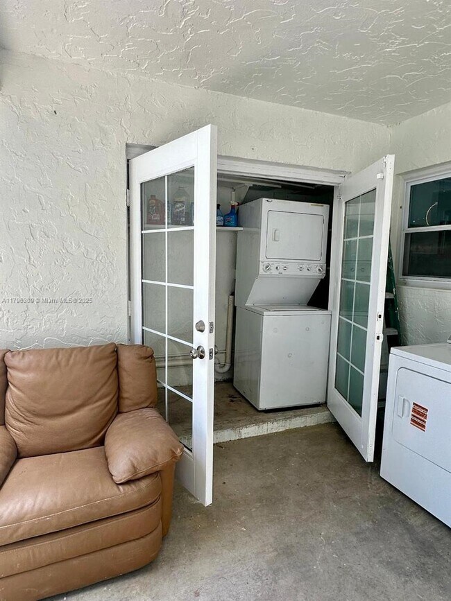 Building Photo - 5160 SW 26th Ave