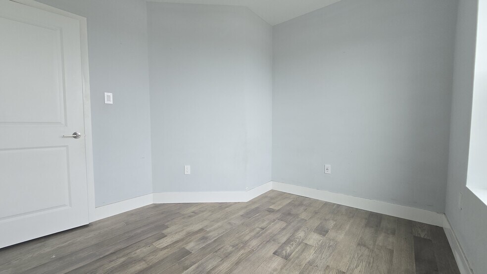 Building Photo - 484 Shurs Ln