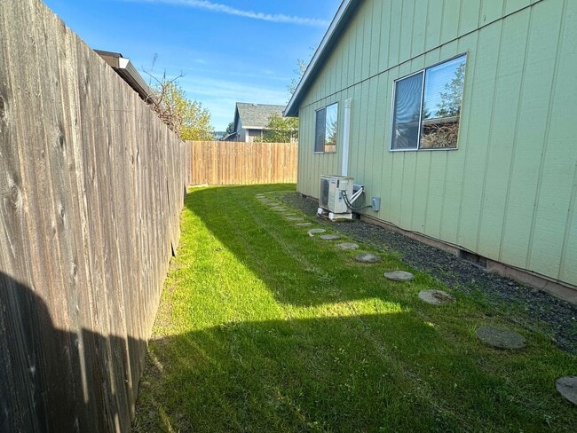 Building Photo - MCQ908