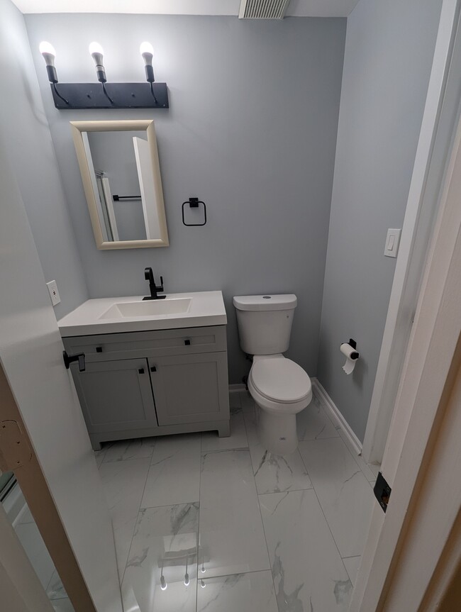 Ensuite Bathroom 2 - 3145 Hawthorne Dr NE