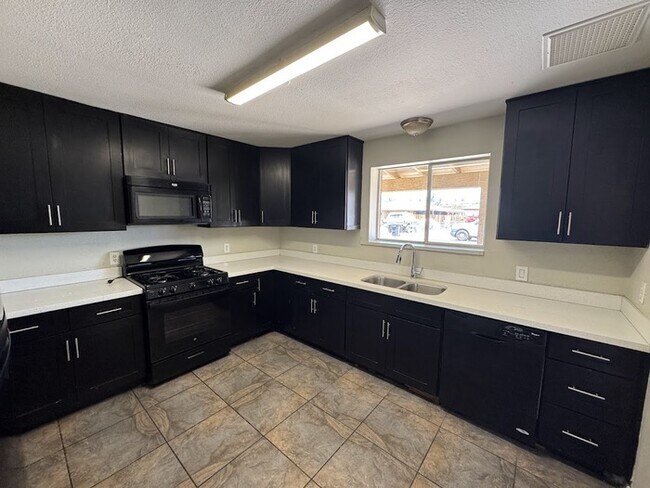 Building Photo - 5 Bedroom Near GCU