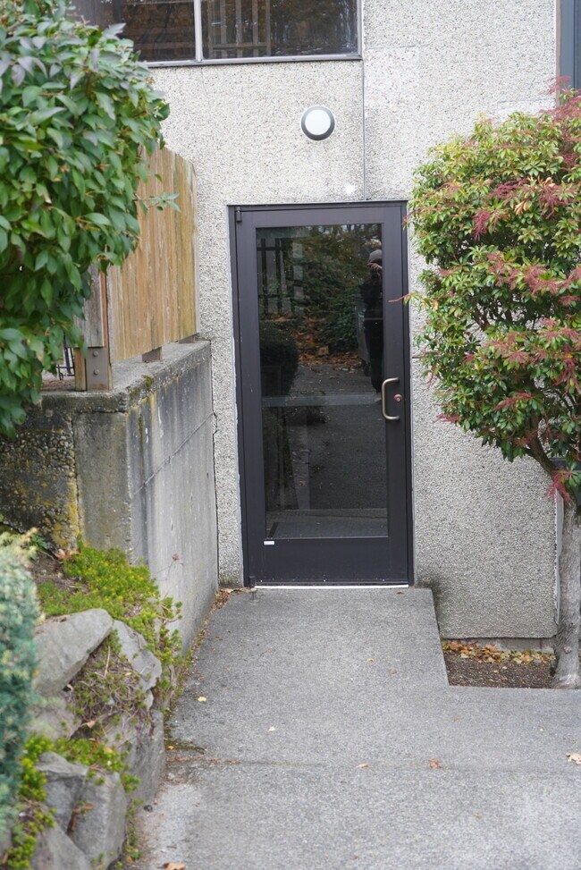 Building Photo - 2550 Thorndyke Ave W