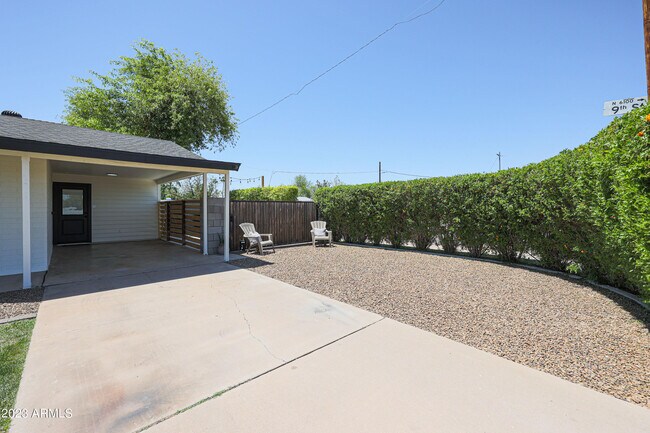Building Photo - 901 W Berridge Ln
