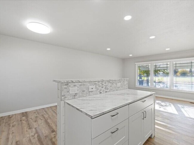 Building Photo - 1006 Van Giesen St