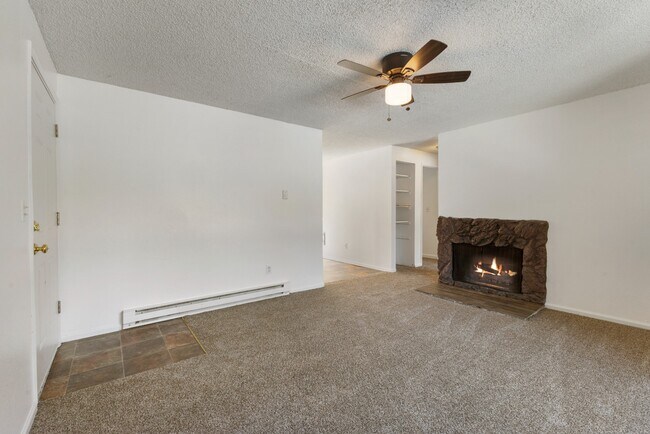 Building Photo - Spacious Apartment in Cozy Tacoma Neighbor...