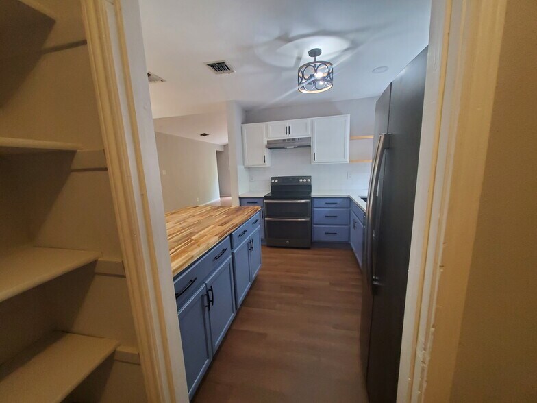 Building Photo - 7729 Ridge Mist Dr