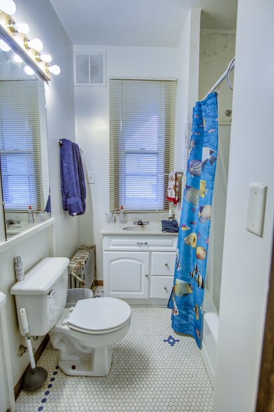 Building Photo - 112 S Mills St