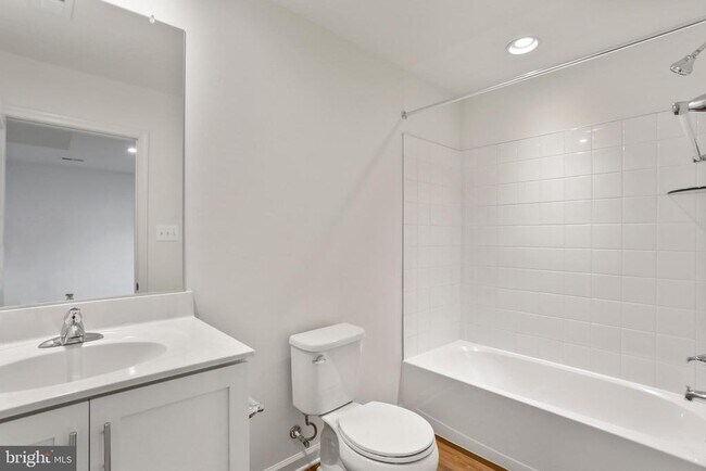 Building Photo - 233 Clifton Mnr