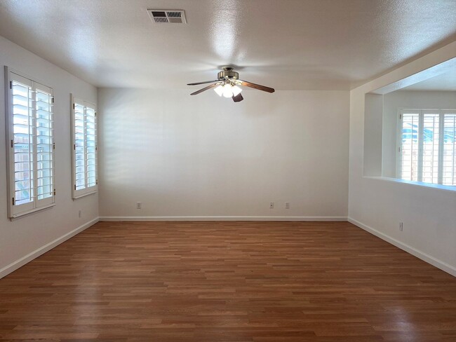 Building Photo - Move in special! Half off 1st month's rent...