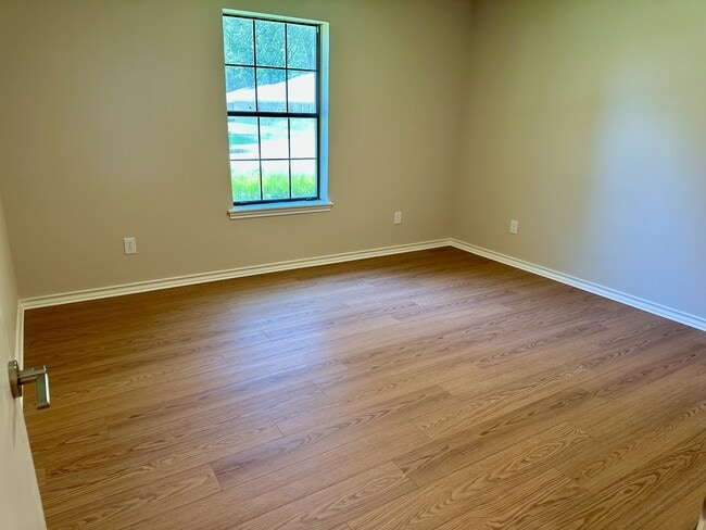 Building Photo - 5802 Kevin St