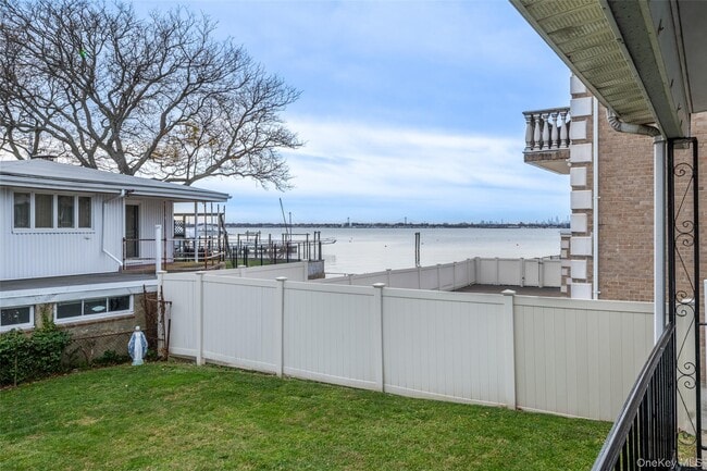 Building Photo - 10 Pell Pl