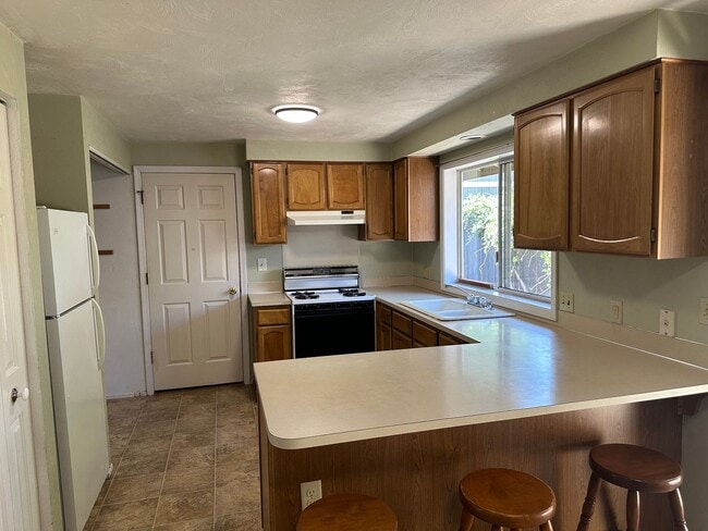 Building Photo - Large 2 bedroom 2 bathroom duplex with garage!  MOVE IN SPECIAL!