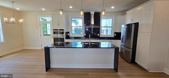 Building Photo - 412 Chapel Alley