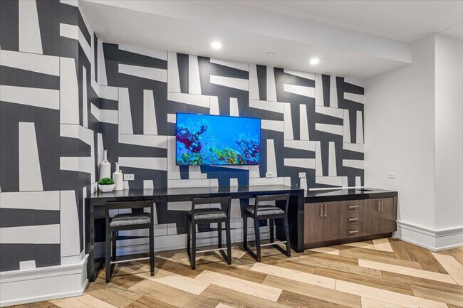 Building Photo - 57 Bank St