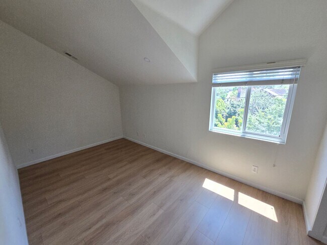 Building Photo - Beautiful Pasadena Townhouse