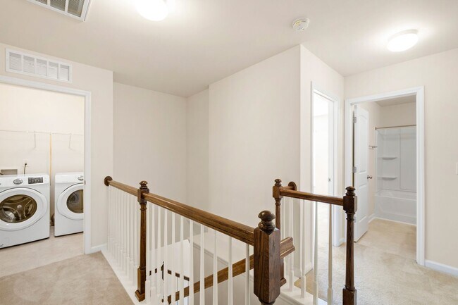 Building Photo - Elegant Townhome Near Southpoint Mall!