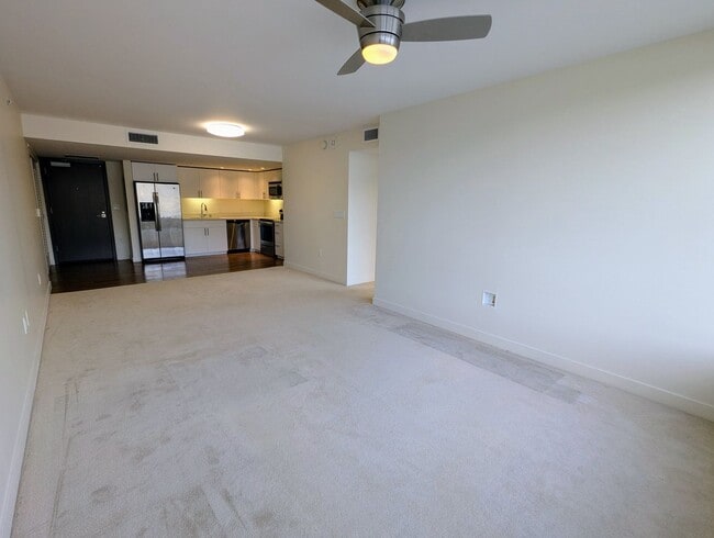 Building Photo - Symphony 2 Bed, 2 Bath, 1 Parking, Mountain views in Kakaako