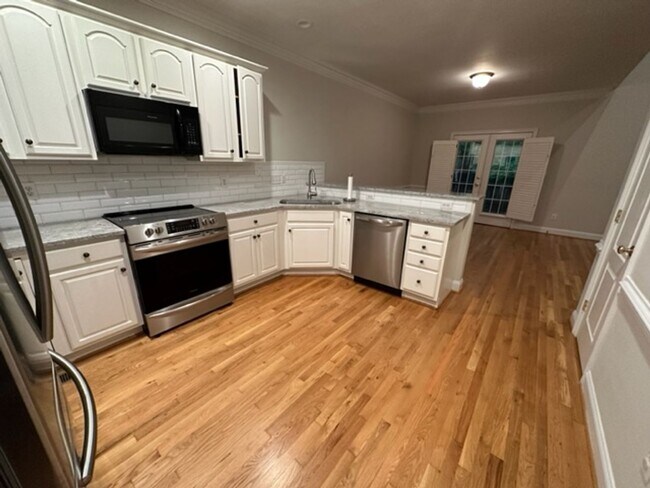 Building Photo - Stunning Townhome - Irving Park