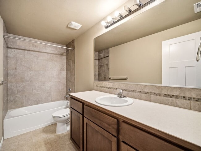 Building Photo - Spacious 5-Bedroom Home with Private Yard & Parking in Spokane