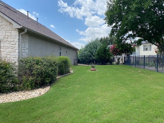 Building Photo - 105 Purple Sage Dr