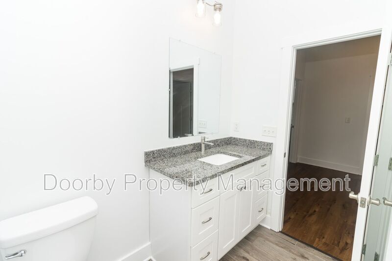 Building Photo - 2012 E 12th St