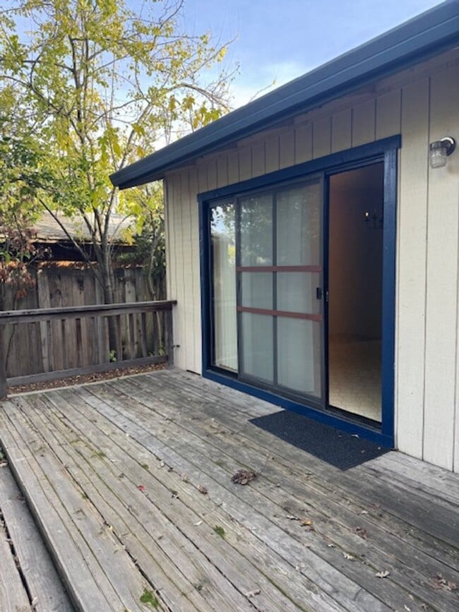 Building Photo - 2 Bedroom Home