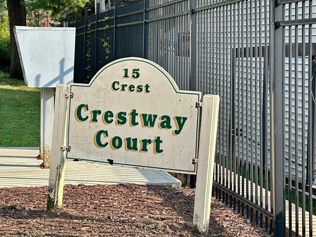 Building Photo - 15 Crest St