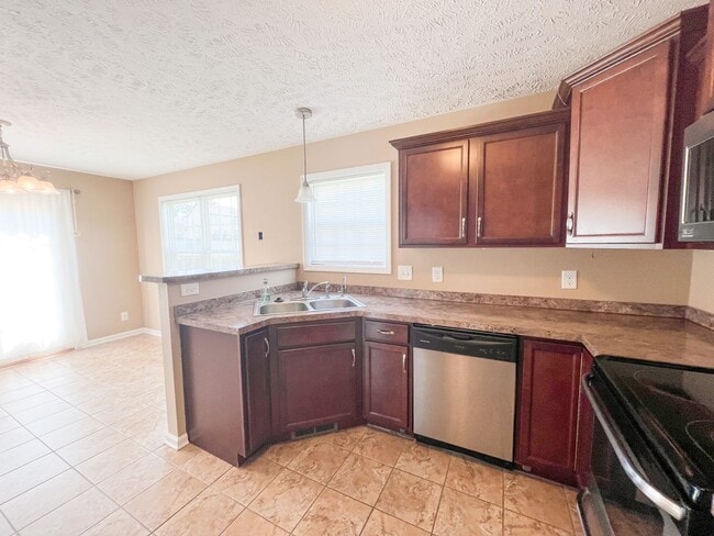Building Photo - 3 Bedroom 2 Bathroom Home