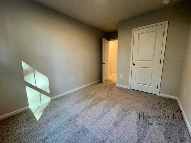 Building Photo - New 3 bed 2.5 bath Townhouse in Forestbrook