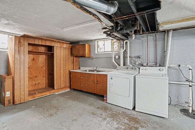 Building Photo - 521 Creel Ave