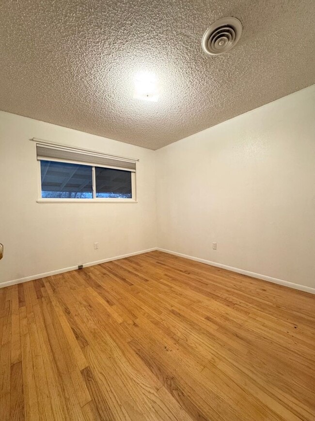 Building Photo - Westside - Close to Shopping