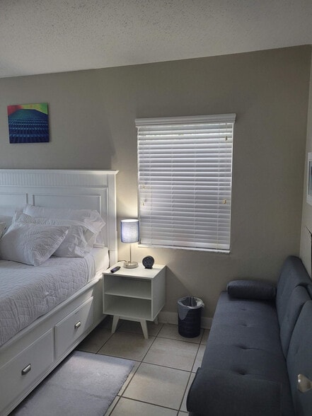 Building Photo - 483 E Shore Dr