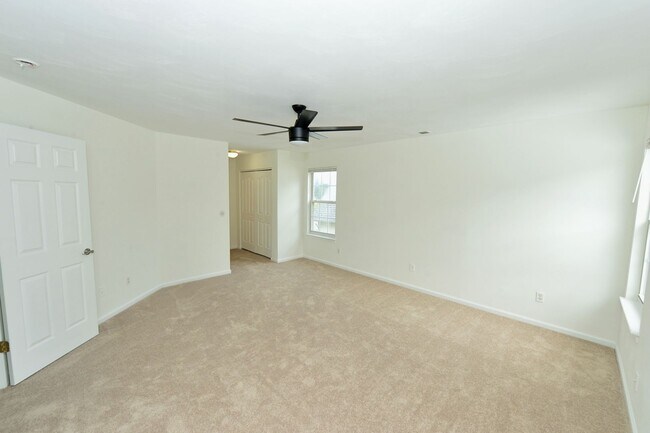 Building Photo - Renovated home with Sunroom!