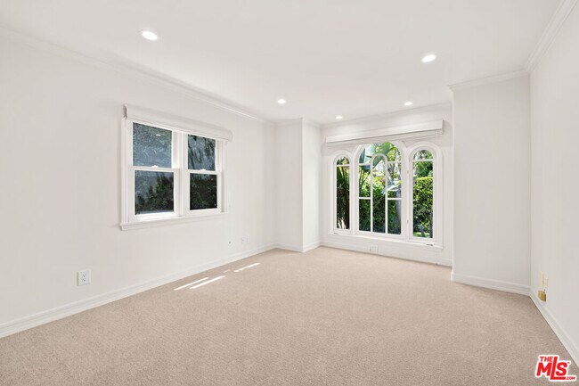 Building Photo - 704 Westbourne Dr