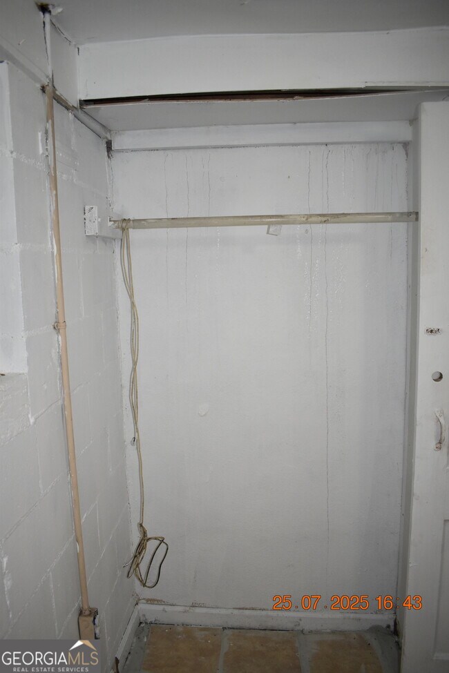 Building Photo - 1083 Nassau Pl