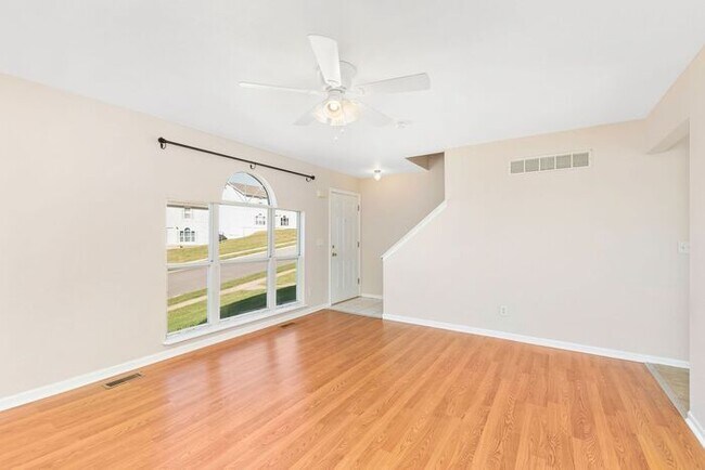 Building Photo - Renovated Spacious Townhomes
